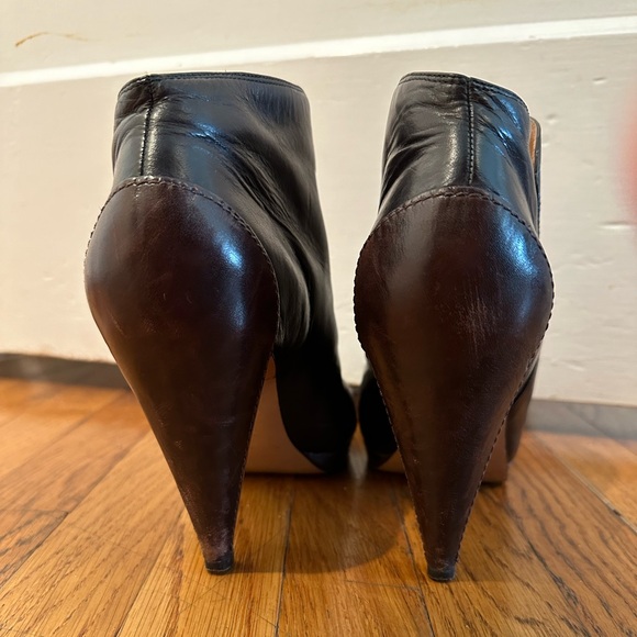 Fossil two-toned, black and brown high heeled leather booties - size 8.5 - Picture 5 of 7